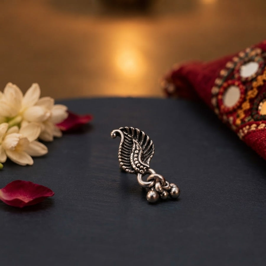 Paandadi Oxidised Leaf Nose Pin
