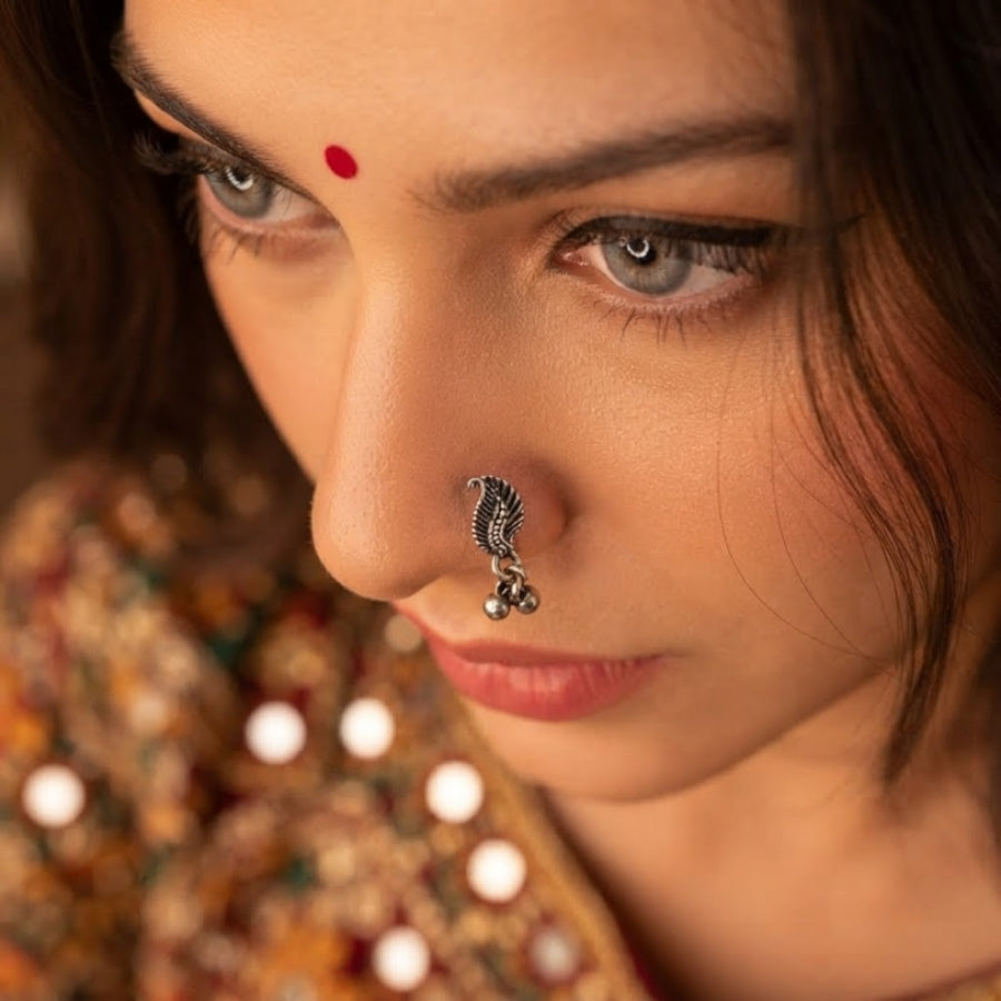 Paandadi Oxidised Leaf Nose Pin